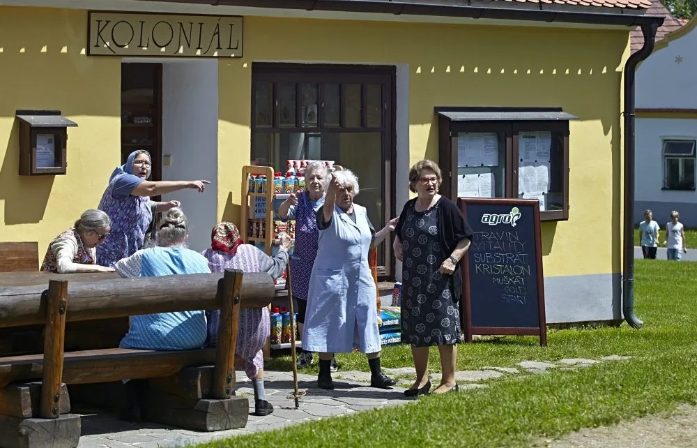 Herečka Jana Synková hraje „univerzální drbnu“ Horáčkovou v komedii Zdeňka Trošky Babovřesky.