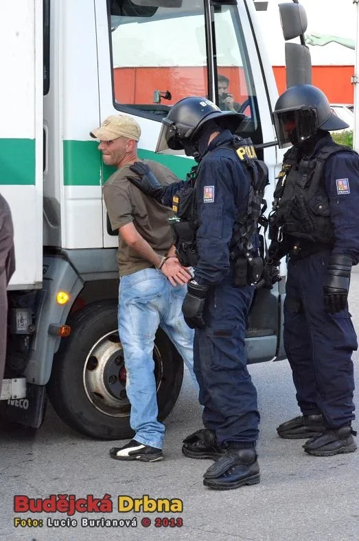 Policie obvinila první pachatele z násilností na Máji