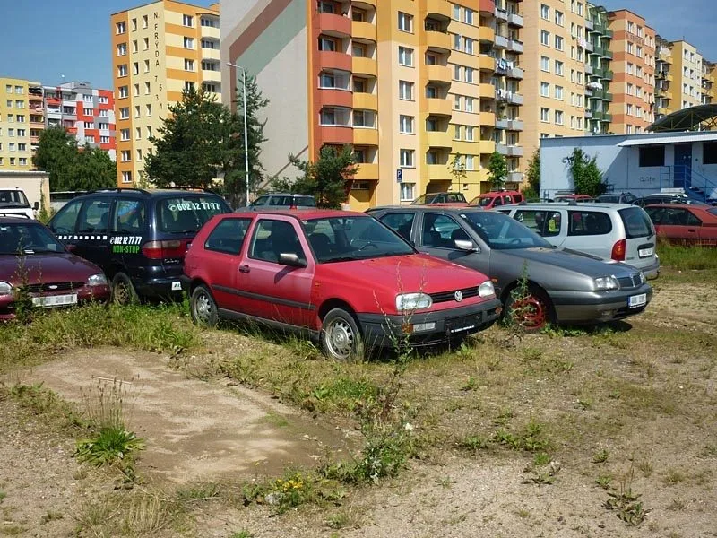 Odstavená auta na Máji