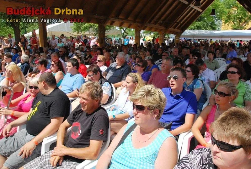 Pod novým přístřeškem nebyla ani židlička volná