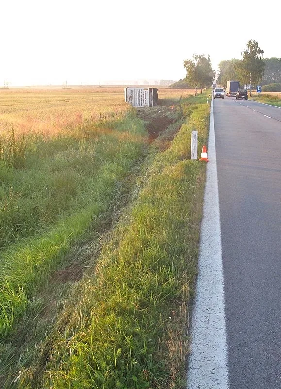 Nehoda nákladního automobilu mezi Pištínem a Češnovicemi