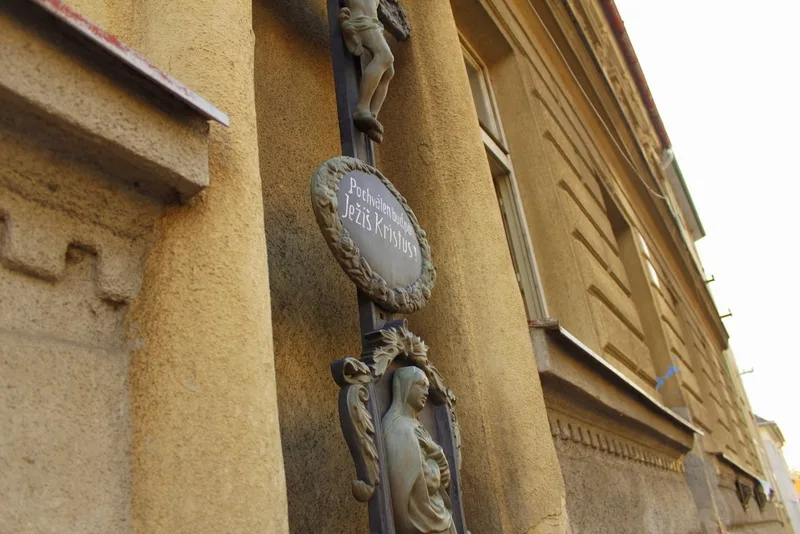 Dům na Novohradské, ve které žije i několik romských rodin