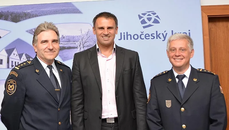 Hejtman Jiří Zimola s hasiči, vlevo Drahoslav Ryba, vpravo Lubomír Bureš