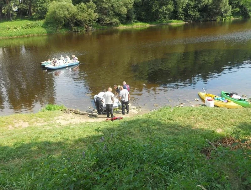 K mrtvému muži se záchranáři dostali na raftu vypůjčeném od vodáků