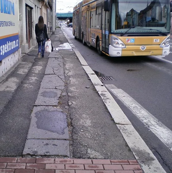 Chodník na Rudolfovské třídě u viaduktu