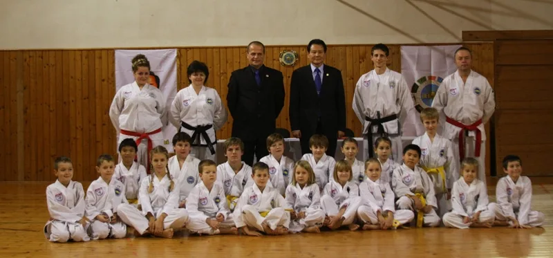 Zkouška na barevné pásky, které vedl korejský velmistr Hwang Ho Yong