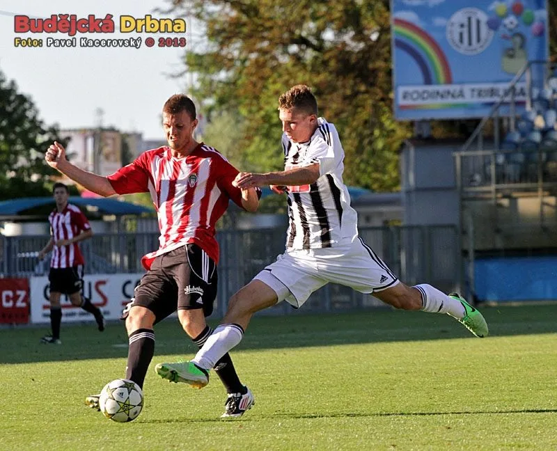 Zdeněk Linhart (vpravo) v souboji s Miroslavem Houžvičkou