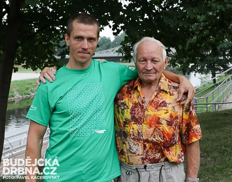 Michal Odvárko se Zdeňkem Frídem, účastníkem maratonu z Budějc do Prahy v 50. letech