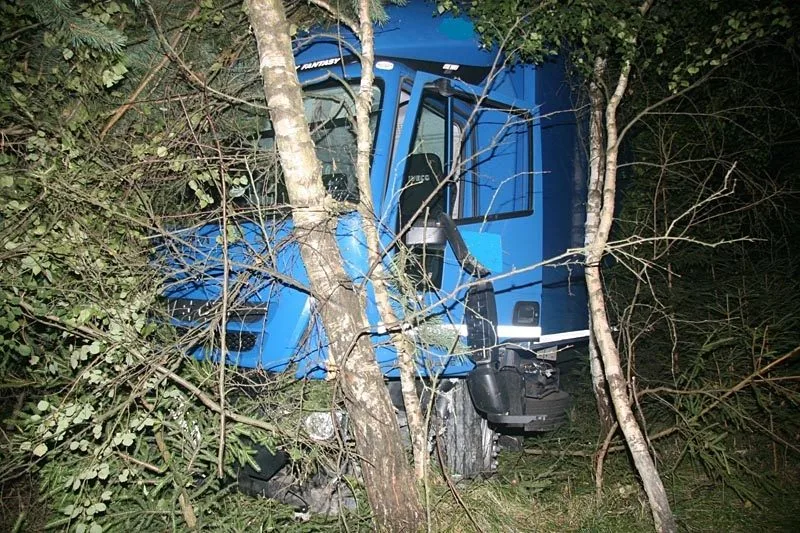 Iveco skončilo mimo silnici mezi vzrostlými stromy