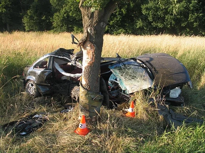 Zdemolované BMW po nehodě u Chvalešovic