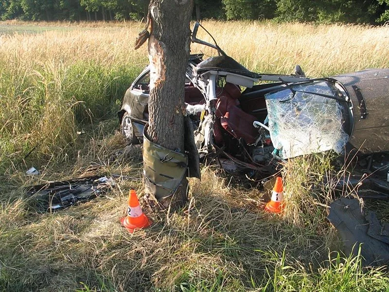 Zdemolované BMW po nehodě u Chvalešovic