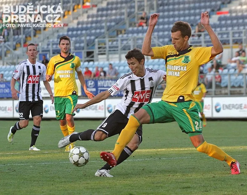 Sokolovský Libor Hruška blokuje střelu Azize Ibragimova