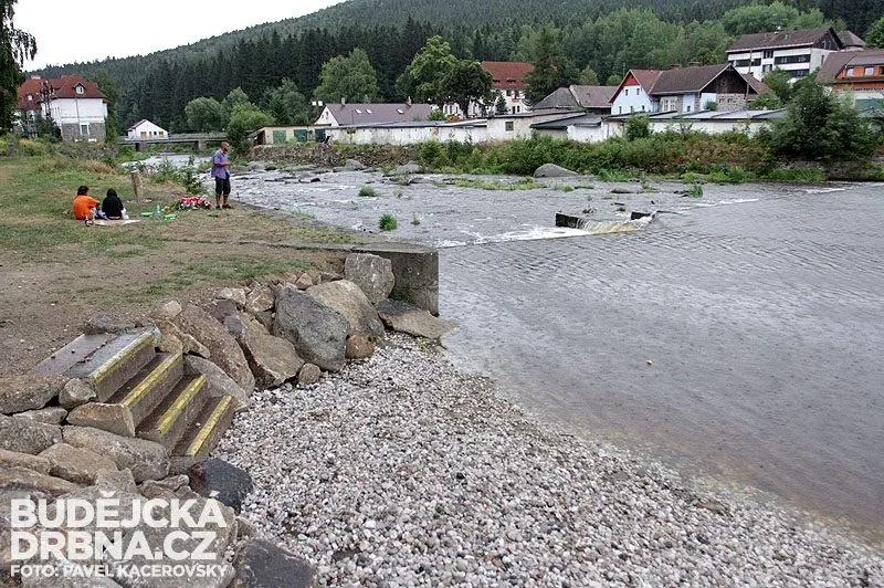 Muže, který bojuje v budějcké nemocnici o život, Vltava vyplavila o několik desítek metrů dál na kamenech
