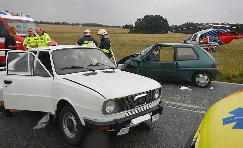 Srážka Škody 105 a Peugeotu 106 na silnici mezi Lišovem a Štěpánovicemi