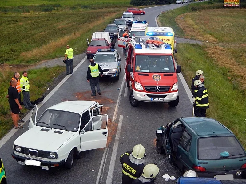 Srážka Škody 105 a Peugeotu 106 na silnici mezi Lišovem a Štěpánovicemi