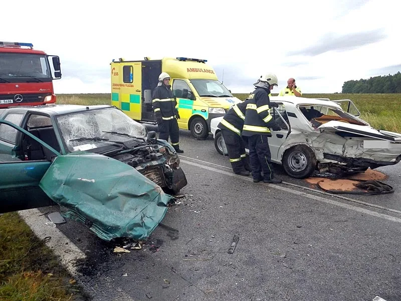 Srážka Škody 105 a Peugeotu 106 na silnici mezi Lišovem a Štěpánovicemi