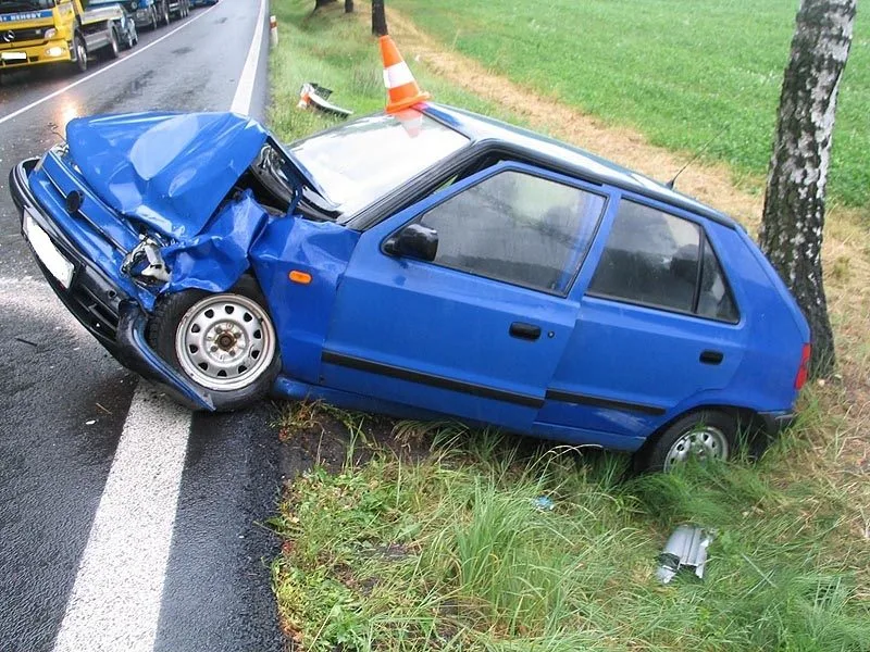 Škoda Felicia po čelním střetu s peugeotem