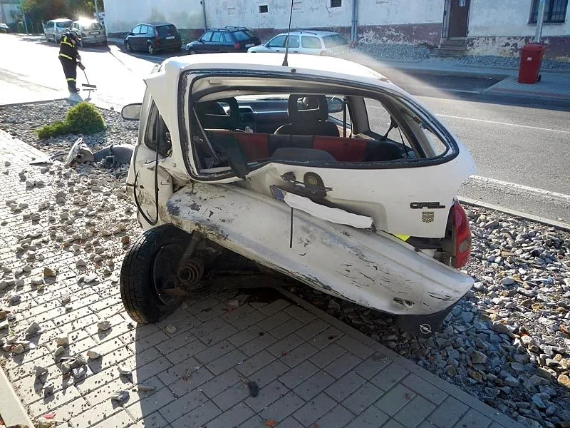 Do zaparkovaného Opelu Corsa narazil Volkswagen Passat