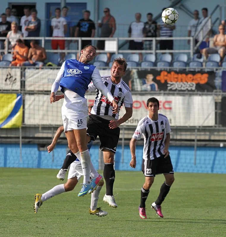 Penaltu proti Hradci Králové proměnil Filip Rýdel (vpravo při souboji s Preslem z Táborska)