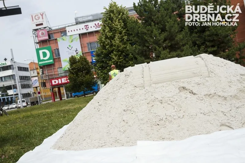 Příprava beachvolejbalových kurtů před IGY Centrem
