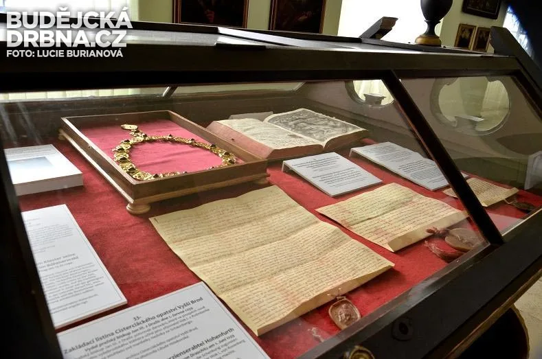 Expozice je doplněna historickými dokumenty vývoje a života kláštera