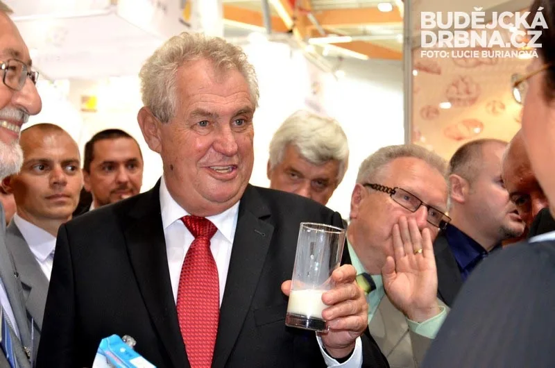 Prezident Miloš Zeman se sklenicí jihočeského mléka