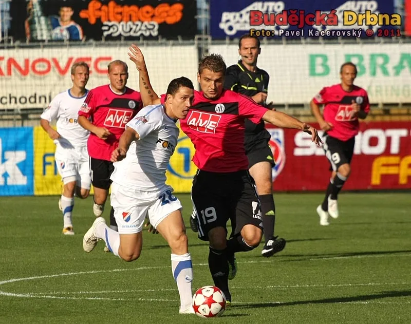 Záložník Dynama Filip Rýdel (vpravo) v souboji s Pavolem Poliačkem, který v roce 2011 hrál za Baník Ostrava