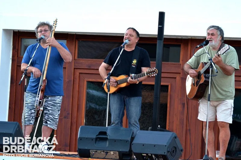 Koncert skupiny Hop Trop na pivovarském dvoře 1. českobudějovického minipivovaru Kněžínek