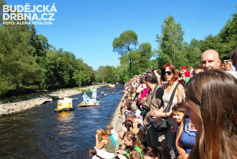 Kuriózní plavidla míří směr Rožmberk