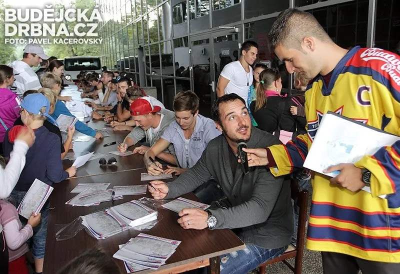 Aleš Kotalík u mikrofonu Milana Džuby při autogramiádě před startem sezony