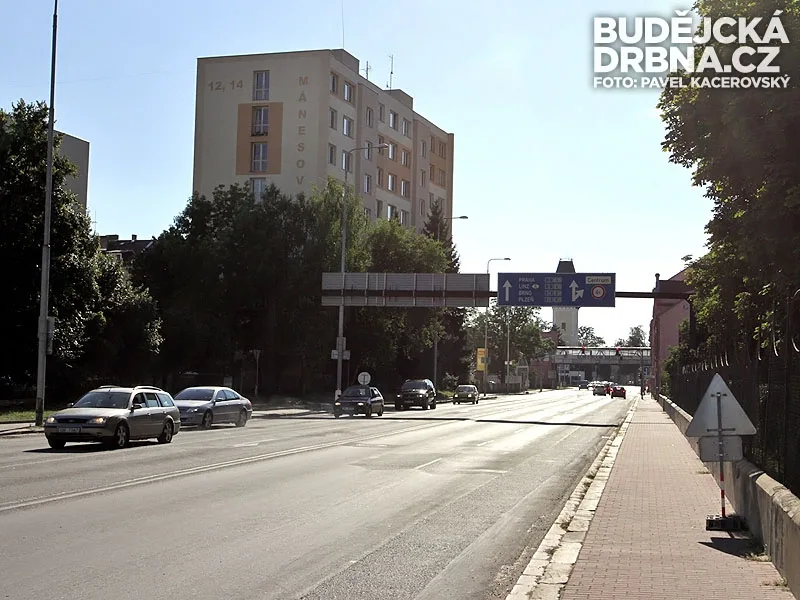 Mánesova ke křižovatce s ulicí F. A. Gerstnera
