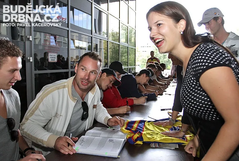 Pondělní autogramiáda hráčů Motoru před Budvar Arénou