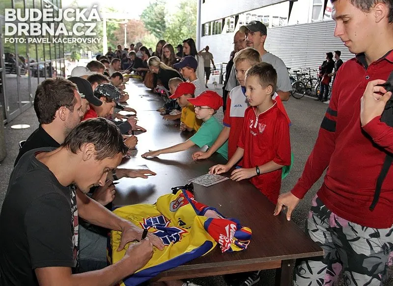 Pondělní autogramiáda hráčů Motoru před Budvar Arénou