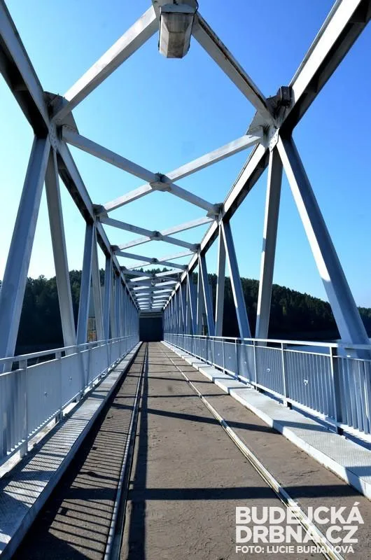 K věži vede ocelová lávka