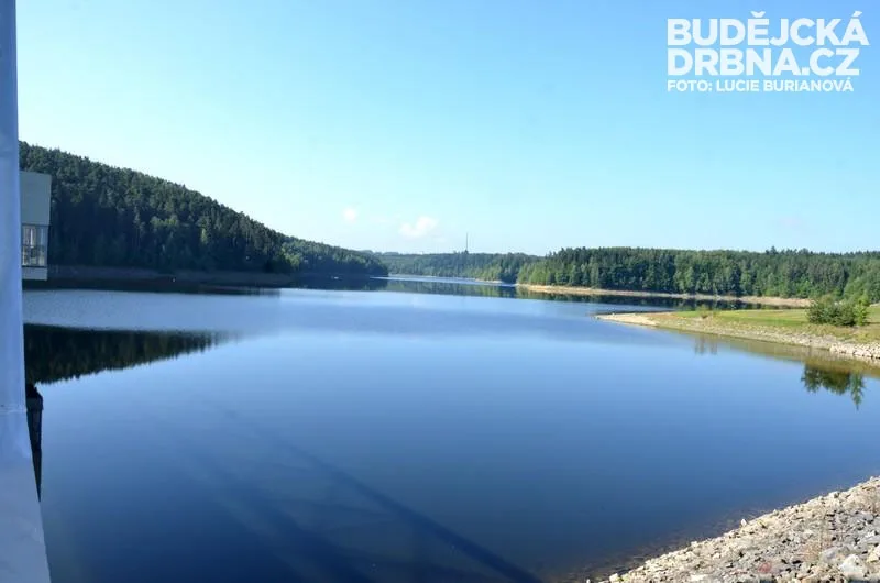 Modrá hladina přehrady Římov