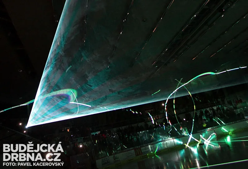 Efektní úvod zápasu obstarala lasershow