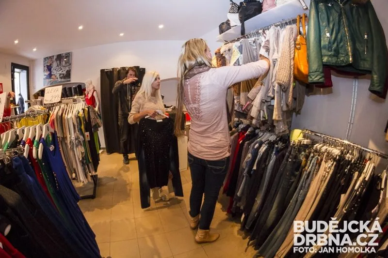 Fitting oblečení před čtvrtečním focením v budějckém obchodě s módou Simone Fashion