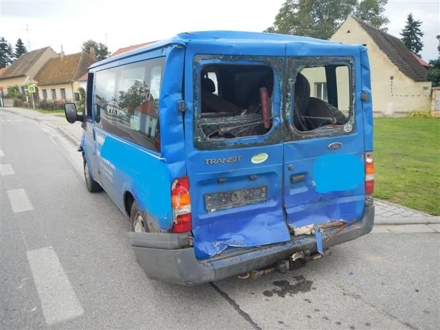 Ford Transit po nárazu kamionu