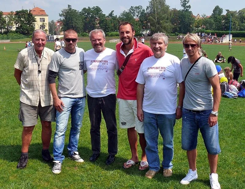 Pepík Němec (vlevo) ve vybrané společnosti sportovců