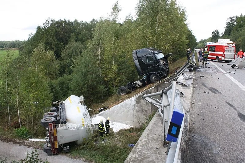 Srážka dodávky a náklaďáku s cisternou u Borku