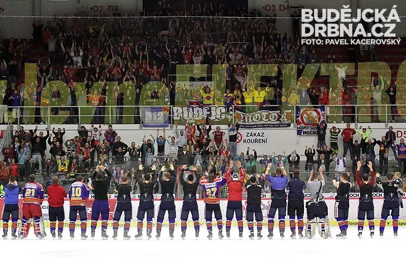 Hráči slaví první domácí triumf s nadšeným publikem