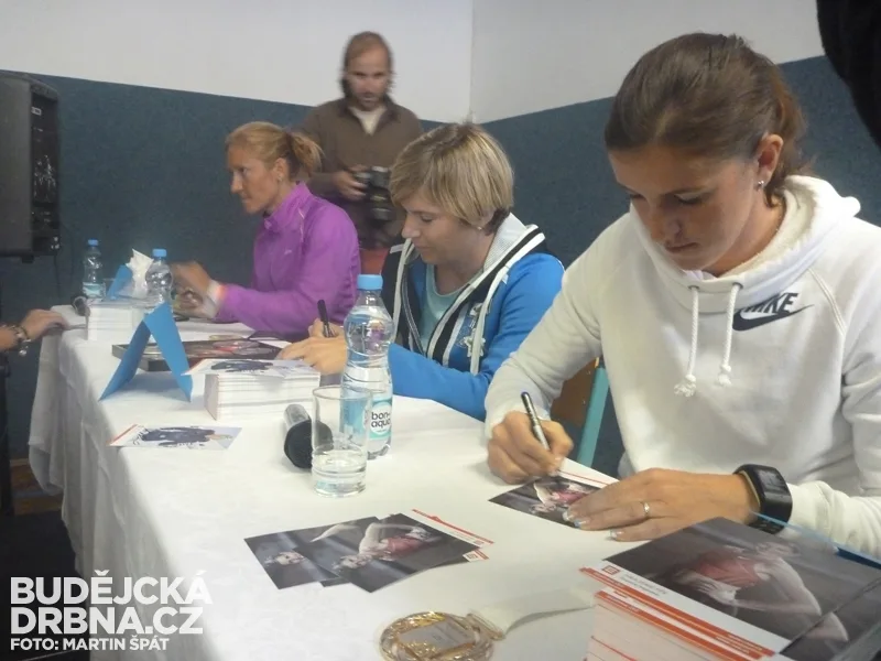 Olympioničky se ochotně podepisovaly všem zúčastněným