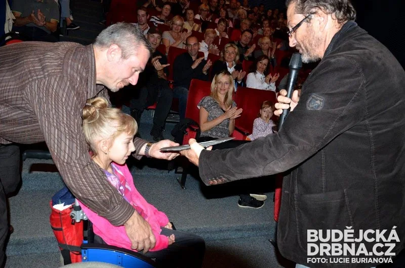 Steve Lichtag předává cenu Barunce Sedláčkové