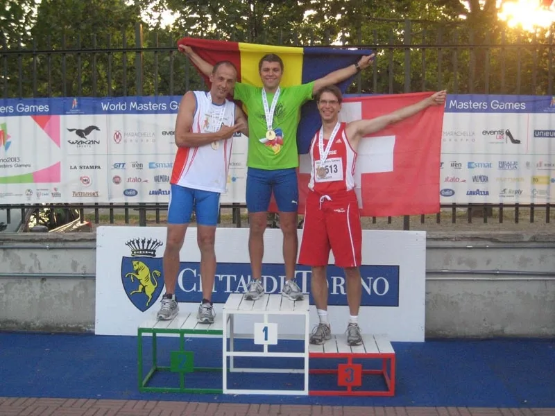 Dálkař Tomáš Železný (vlevo) získal na olympiádě veteránů stříbro