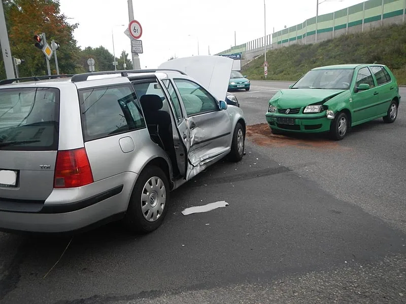 Srážka dvou volkswagenů na křižovatce Pekárenské a Nádražní