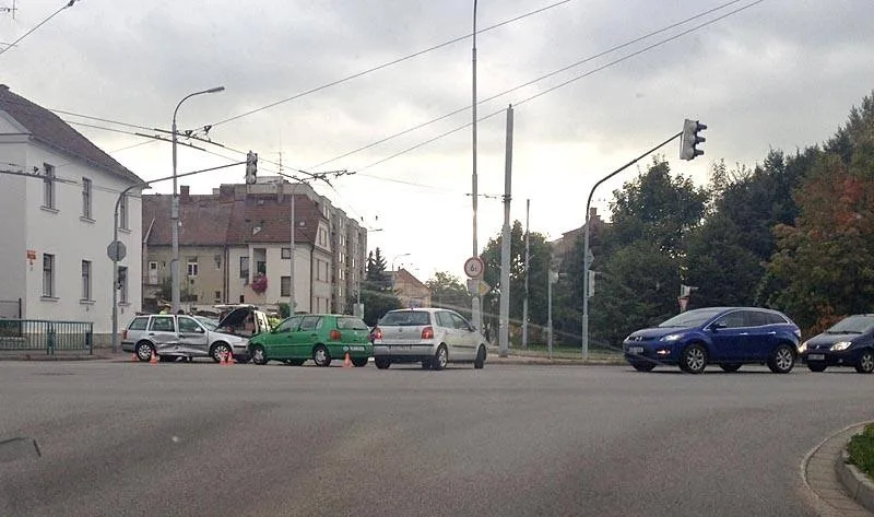 Srážka dvou volkswagenů na křižovatce Pekárenské a Nádražní