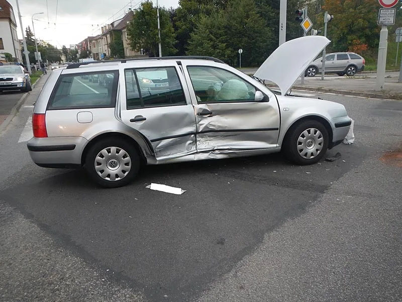 Srážka dvou volkswagenů na křižovatce Pekárenské a Nádražní