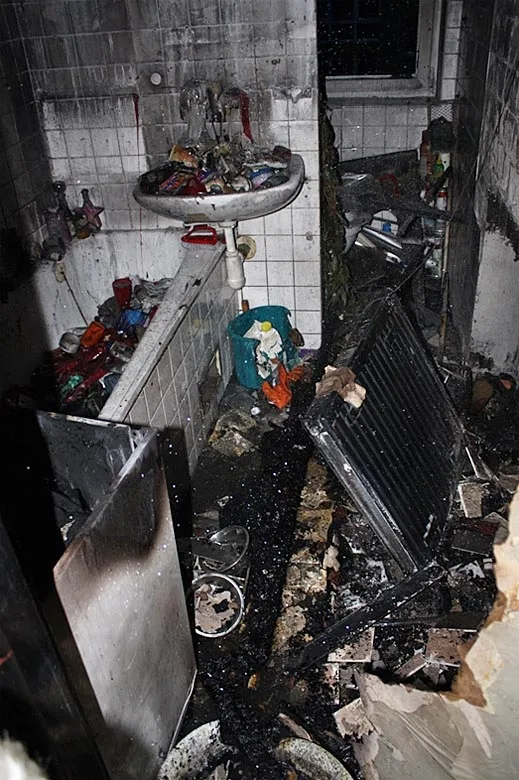Vyhořelý byt domu v ulici Antala Staška