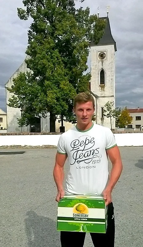 Výherce Pavel Flosman s kartonem cideru Somersby