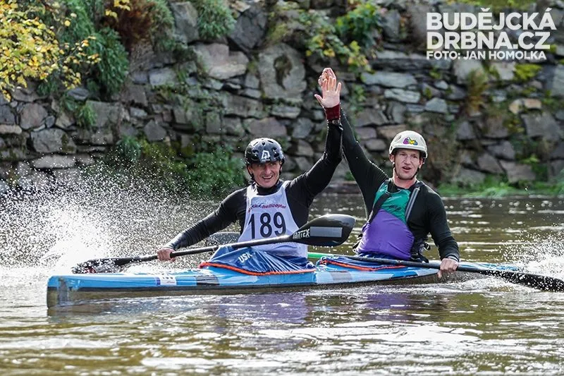 Tomáš Ježek a Petr Mojžíšek v cíli loňského ročníku Krumlovského vodáckého maratonu